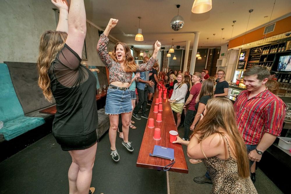 Auberge de jeunesse Nomads Capital Backpackers - Wellington (Adults Only) Extérieur photo A game of beer pong