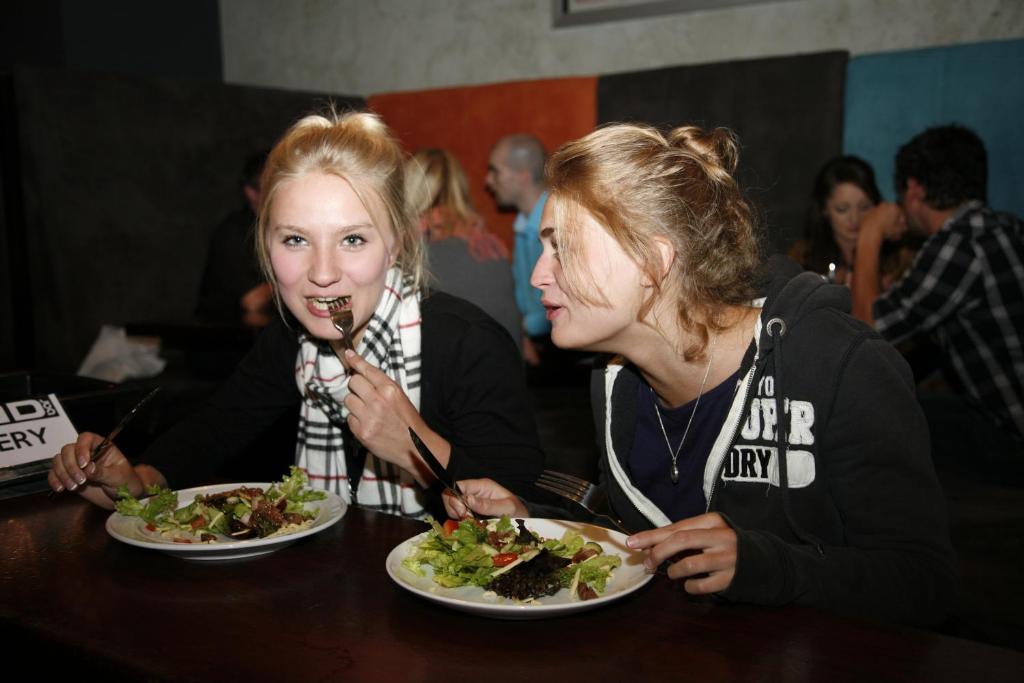 Auberge de jeunesse Nomads Capital Backpackers - Wellington (Adults Only) Extérieur photo Two women eating at a restaurant