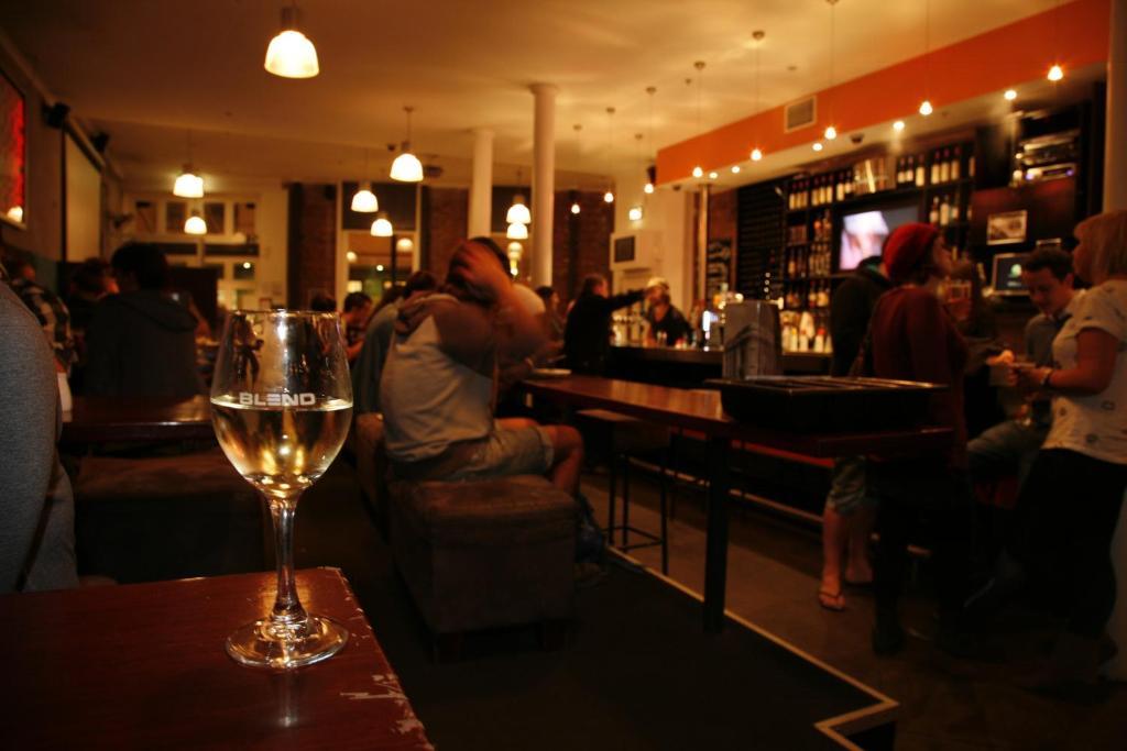 Auberge de jeunesse Nomads Capital Backpackers - Wellington (Adults Only) Extérieur photo A wine bar in Paris