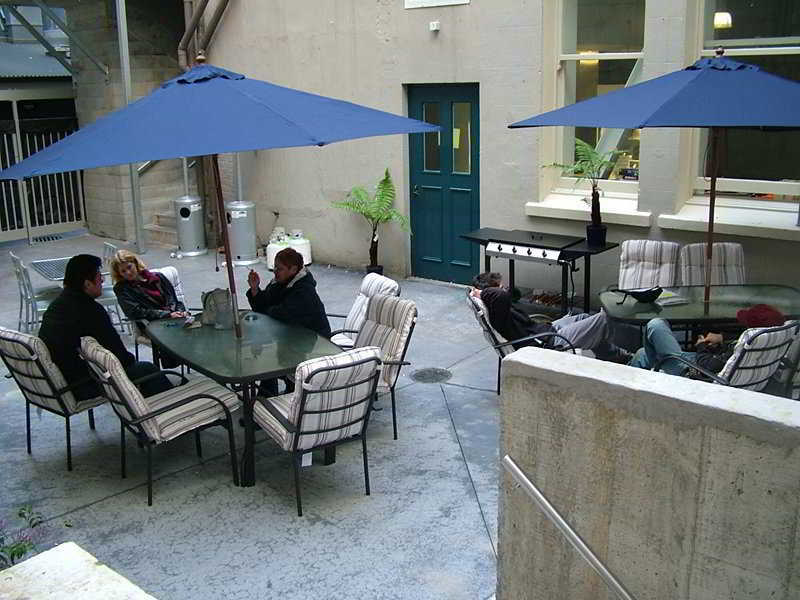 Auberge de jeunesse Nomads Capital Backpackers - Wellington (Adults Only) Extérieur photo The courtyard at the Center for Urban Education Leadership
