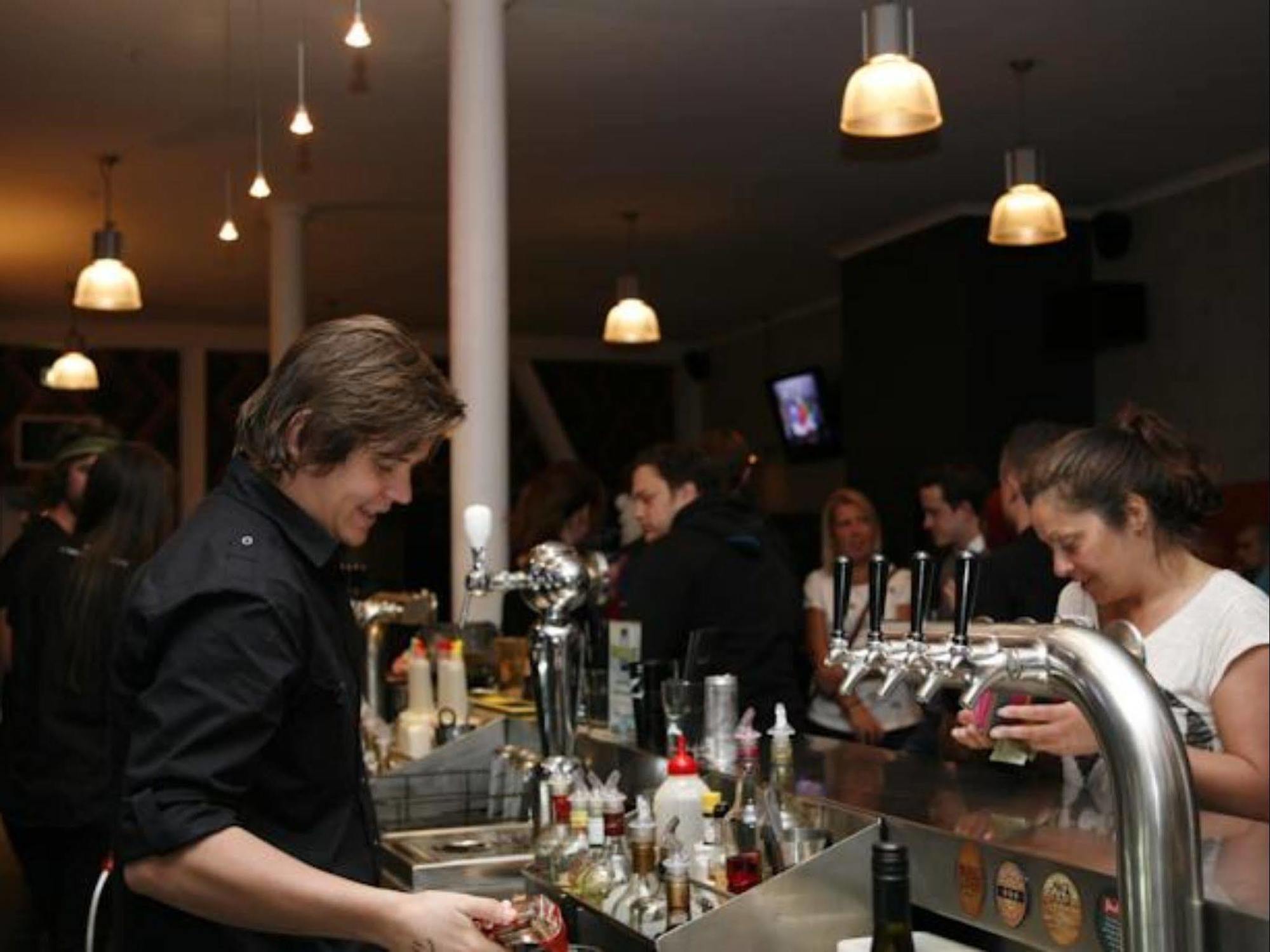 Auberge de jeunesse Nomads Capital Backpackers - Wellington (Adults Only) Extérieur photo A bartender at work