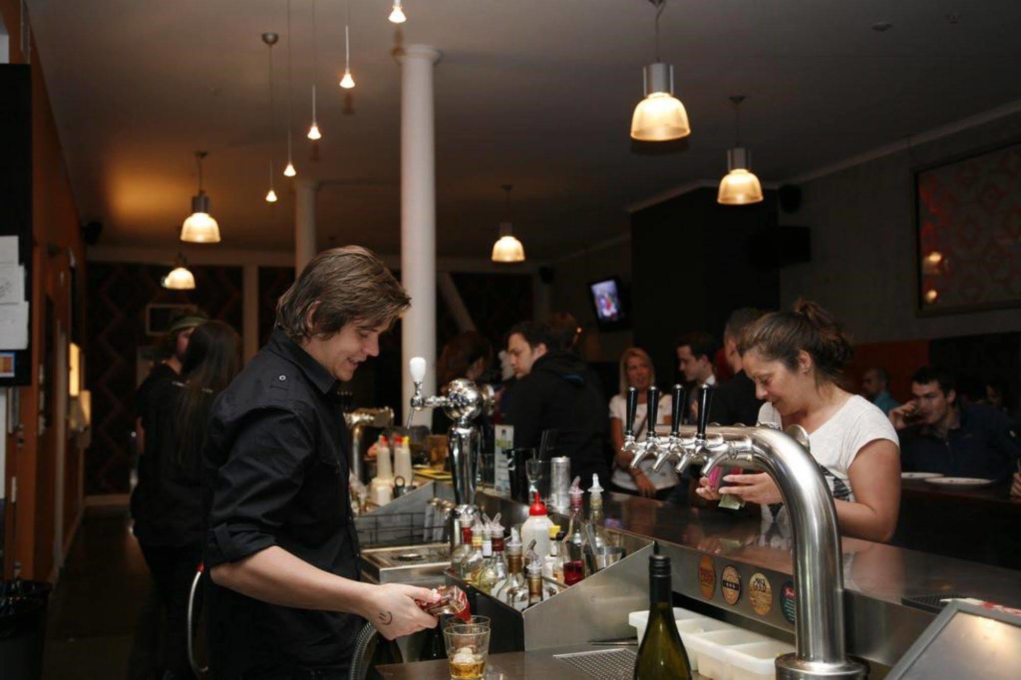 Auberge de jeunesse Nomads Capital Backpackers - Wellington (Adults Only) Extérieur photo A bar in Paris