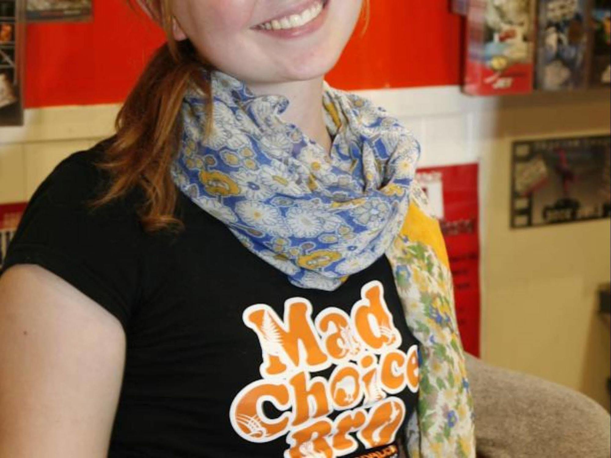 Auberge de jeunesse Nomads Capital Backpackers - Wellington (Adults Only) Extérieur photo A woman wearing a neck warmer