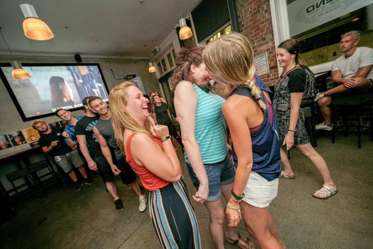 Auberge de jeunesse Nomads Capital Backpackers - Wellington (Adults Only) Extérieur photo Two women dancing