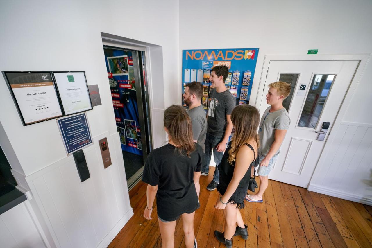Auberge de jeunesse Nomads Capital Backpackers - Wellington (Adults Only) Extérieur photo Students at the hostel