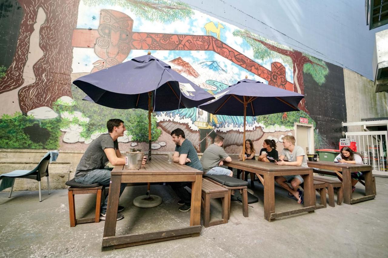 Auberge de jeunesse Nomads Capital Backpackers - Wellington (Adults Only) Extérieur photo The patio at the 10000 Maniacs Cafe