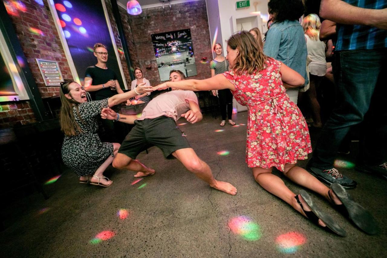 Auberge de jeunesse Nomads Capital Backpackers - Wellington (Adults Only) Extérieur photo The dancefloor at the 2016 Melbourne International Film Festival