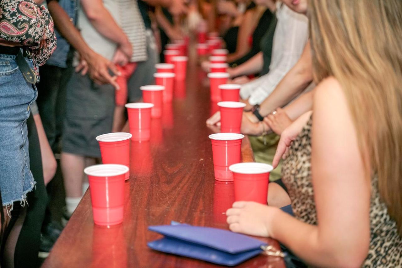 Auberge de jeunesse Nomads Capital Backpackers - Wellington (Adults Only) Extérieur photo A game of Beer Pong